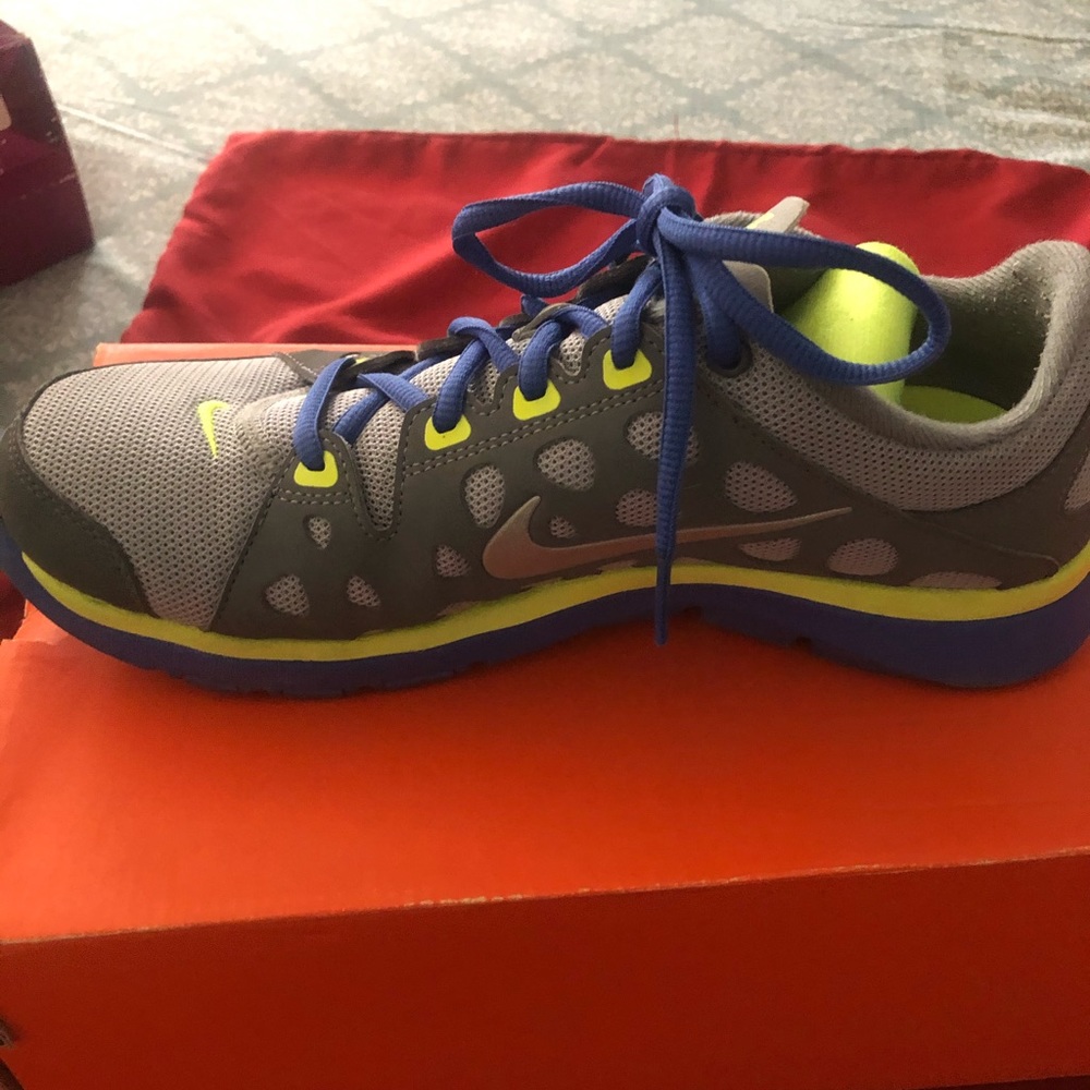 Tennis shoes